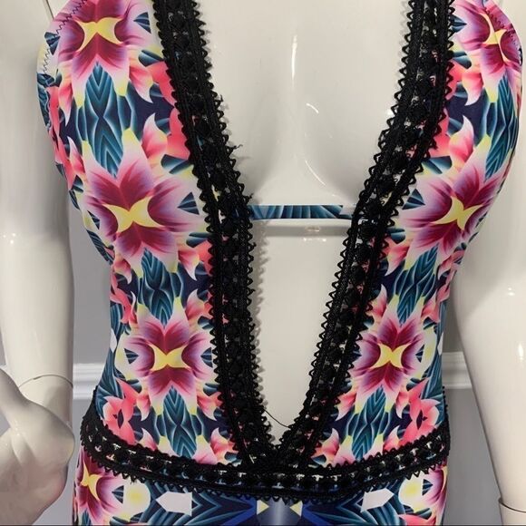 NWOT Cupshe Crochet Lace floral one piece -S - Picture 6 of 11